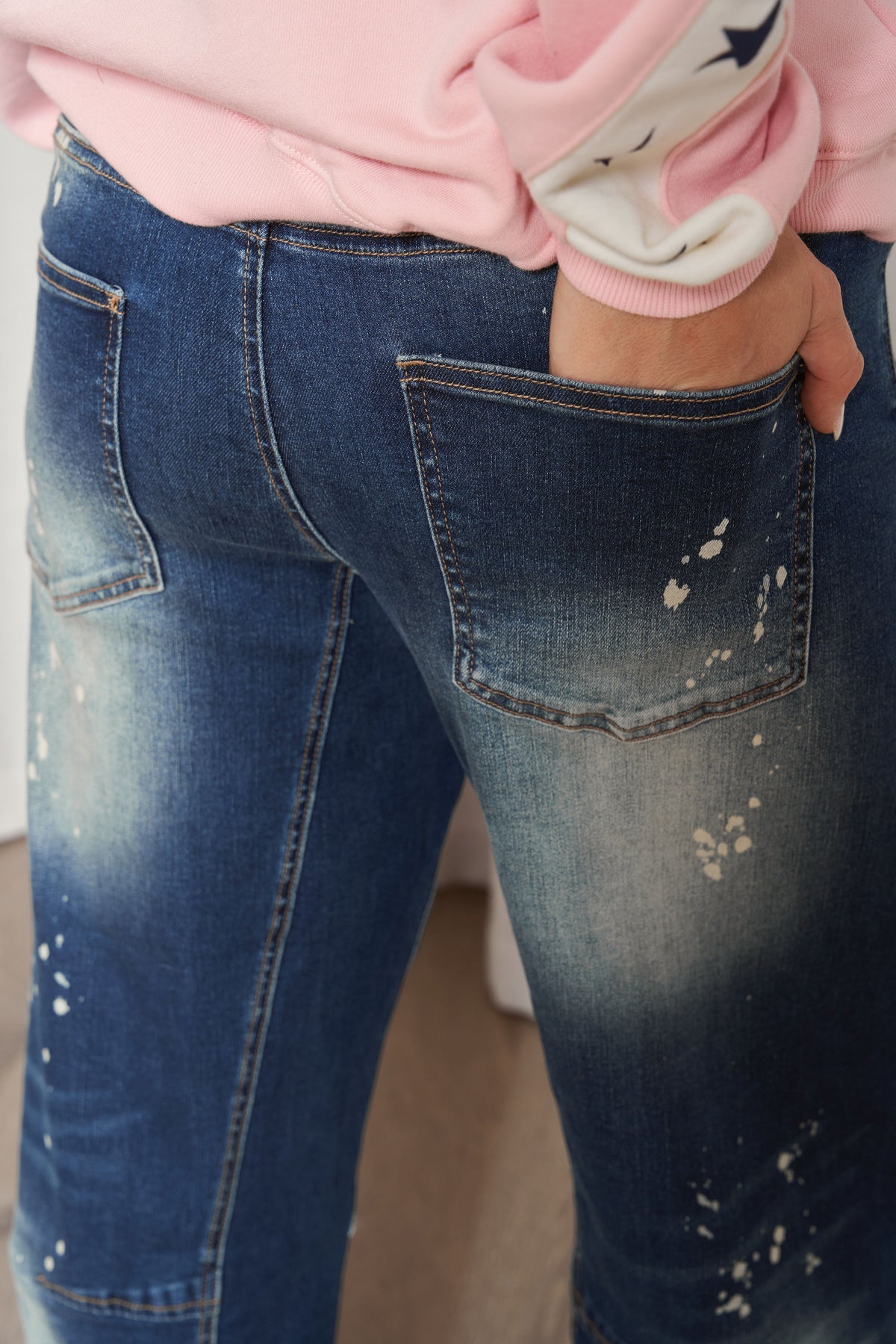 SPLATTER BARREL LEG JEANS - BLUE WASH