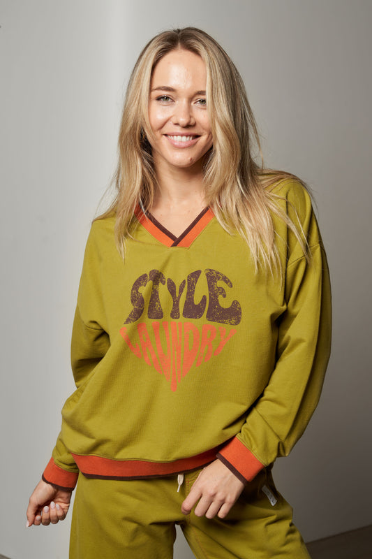 HEART V NECK SWEAT